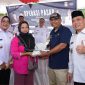 Gubernur Kalbar Ria Norsan saat menghadiri kegiatan Operasi Pasar di Taman Terminal Mempawah, Rabu (23/4/2025) 