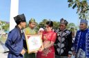 Wali Kota Singkawang, Tjhai Chui Mie menyerahkan penghargaan pada Upacara Hardiknas 2025. - Foto Pemkot Singkawang
