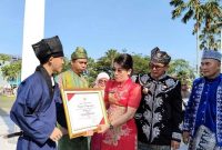 Wali Kota Singkawang, Tjhai Chui Mie menyerahkan penghargaan pada Upacara Hardiknas 2025. - Foto Pemkot Singkawang
