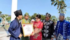 Wali Kota Singkawang, Tjhai Chui Mie menyerahkan penghargaan pada Upacara Hardiknas 2025. - Foto Pemkot Singkawang
