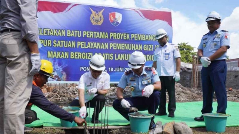 Tentara Nasional Indonesia Angkatan Udara (TNI AU) melalui Lanud Supadio berkomitmen mendukung program pemerintah di bidang pendidikan dan kesehatan anak. Salah satunya diwujudkan melalui pembangunan dapur Satuan Pelayanan Pemenuhan Gizi (SPPG) Makanan Bergizi Gratis bagi pelajar di Kota Pontianak. - foto Pemkot Pontianak