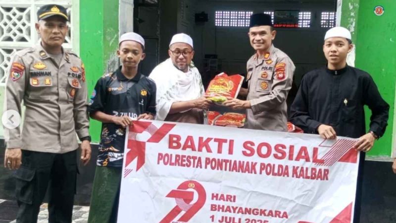 Dalam rangka memperingati Hari Bhayangkara ke-79, Polresta Pontianak menyalurkan sebanyak 1.000 paket bantuan sosial kepada panti asuhan, pondok pesantren, dan masyarakat kurang mampu di wilayah Kota Pontianak. - Foto Humas Polresta Pontianak