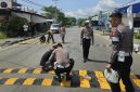 Satuan Lalu Lintas (Sat Lantas) Polres Singkawang bersama Dinas Perhubungan (Dishub) Kota Singkawang melakukan pemasangan speed bump atau polisi tidur di perempatan Jalan Firdaus, Selasa (10/6/2025). - foto Polres Singkawang