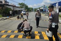 Satuan Lalu Lintas (Sat Lantas) Polres Singkawang bersama Dinas Perhubungan (Dishub) Kota Singkawang melakukan pemasangan speed bump atau polisi tidur di perempatan Jalan Firdaus, Selasa (10/6/2025). - foto Polres Singkawang