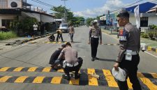 Satuan Lalu Lintas (Sat Lantas) Polres Singkawang bersama Dinas Perhubungan (Dishub) Kota Singkawang melakukan pemasangan speed bump atau polisi tidur di perempatan Jalan Firdaus, Selasa (10/6/2025). - foto Polres Singkawang