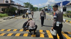 Satuan Lalu Lintas (Sat Lantas) Polres Singkawang bersama Dinas Perhubungan (Dishub) Kota Singkawang melakukan pemasangan speed bump atau polisi tidur di perempatan Jalan Firdaus, Selasa (10/6/2025). - foto Polres Singkawang