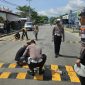Satuan Lalu Lintas (Sat Lantas) Polres Singkawang bersama Dinas Perhubungan (Dishub) Kota Singkawang melakukan pemasangan speed bump atau polisi tidur di perempatan Jalan Firdaus, Selasa (10/6/2025). - foto Polres Singkawang