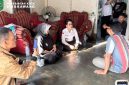 Wali Kota Singkawang, Tjhai Chui Mie, mengunjungi kediaman Bapak Rasiwan, orang tua dari anak hilang bernama Raihan Fauzi yang berusia 1 tahun 11 bulan, di Jalan R.A. Kartini, Gang Kapas, Sekip Lama, Singkawang Tengah, Rabu (11/06/2025). - Foto Pemkot Singkawang