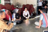 Wali Kota Singkawang, Tjhai Chui Mie, mengunjungi kediaman Bapak Rasiwan, orang tua dari anak hilang bernama Raihan Fauzi yang berusia 1 tahun 11 bulan, di Jalan R.A. Kartini, Gang Kapas, Sekip Lama, Singkawang Tengah, Rabu (11/06/2025). - Foto Pemkot Singkawang