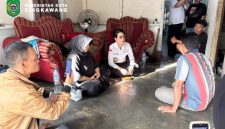 Wali Kota Singkawang, Tjhai Chui Mie, mengunjungi kediaman Bapak Rasiwan, orang tua dari anak hilang bernama Raihan Fauzi yang berusia 1 tahun 11 bulan, di Jalan R.A. Kartini, Gang Kapas, Sekip Lama, Singkawang Tengah, Rabu (11/06/2025). - Foto Pemkot Singkawang