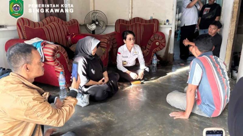 Wali Kota Singkawang, Tjhai Chui Mie, mengunjungi kediaman Bapak Rasiwan, orang tua dari anak hilang bernama Raihan Fauzi yang berusia 1 tahun 11 bulan, di Jalan R.A. Kartini, Gang Kapas, Sekip Lama, Singkawang Tengah, Rabu (11/06/2025). - Foto Pemkot Singkawang
