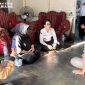 Wali Kota Singkawang, Tjhai Chui Mie, mengunjungi kediaman Bapak Rasiwan, orang tua dari anak hilang bernama Raihan Fauzi yang berusia 1 tahun 11 bulan, di Jalan R.A. Kartini, Gang Kapas, Sekip Lama, Singkawang Tengah, Rabu (11/06/2025). - Foto Pemkot Singkawang