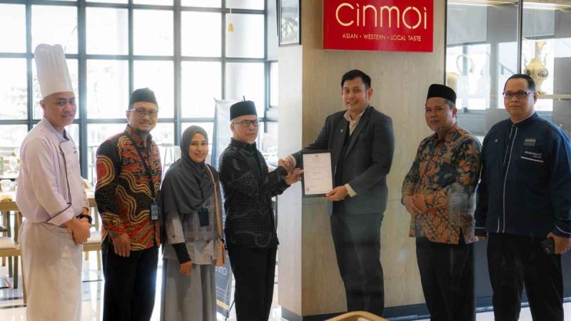 20 Mei 2025, Hotel Golden Tulip Pontianak Sertifikasi Halal dari Majelis Ulama Indonesia (MUI) melalui BPJPH untuk berbagai unit layanan makanan dan minuman. Sertifikasi ini meliputi Cinmoi Restaurant di Hotel Golden Tulip Pontianak