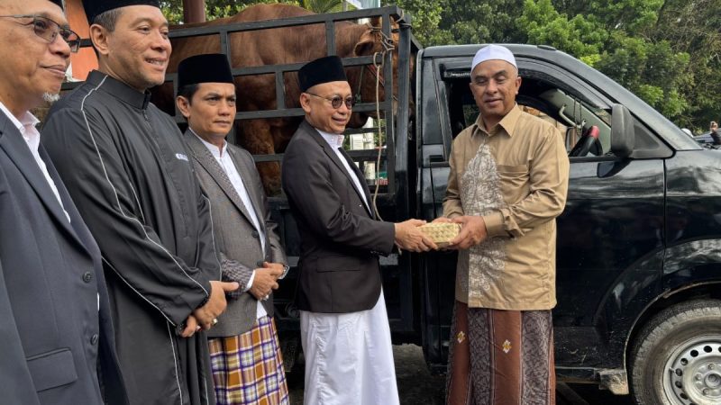 Ribuan jemaah Salat Iduladha 1446 Hijriah memadati Jalan Rahadi Usman, mulai dari depan Kantor Pos Lama hingga Bundaran Tugu Adipura, Jumat (6/6/2025). 