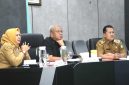 Sekretaris Daerah Provinsi Kalimantan Barat (Sekda Kalbar), dr. Harisson, M.Kes., dengan didampingi Kepala Perangkat Daerah terkait mengikuti Rapat Koordinasi Klarifikasi dan Pembahasan Persiapan Penambahan Sekolah Rakyat secara virtual di Ruang Data Analisis Kantor Gubernur Kalbar yang diselenggarakan oleh Kemendagri dan Kemensos RI, Senin (23/6/2024). - foto Pemprov Kalbar