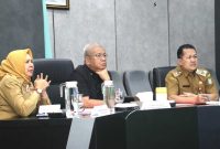 Sekretaris Daerah Provinsi Kalimantan Barat (Sekda Kalbar), dr. Harisson, M.Kes., dengan didampingi Kepala Perangkat Daerah terkait mengikuti Rapat Koordinasi Klarifikasi dan Pembahasan Persiapan Penambahan Sekolah Rakyat secara virtual di Ruang Data Analisis Kantor Gubernur Kalbar yang diselenggarakan oleh Kemendagri dan Kemensos RI, Senin (23/6/2024). - foto Pemprov Kalbar