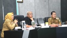 Sekretaris Daerah Provinsi Kalimantan Barat (Sekda Kalbar), dr. Harisson, M.Kes., dengan didampingi Kepala Perangkat Daerah terkait mengikuti Rapat Koordinasi Klarifikasi dan Pembahasan Persiapan Penambahan Sekolah Rakyat secara virtual di Ruang Data Analisis Kantor Gubernur Kalbar yang diselenggarakan oleh Kemendagri dan Kemensos RI, Senin (23/6/2024). - foto Pemprov Kalbar