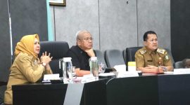 Sekretaris Daerah Provinsi Kalimantan Barat (Sekda Kalbar), dr. Harisson, M.Kes., dengan didampingi Kepala Perangkat Daerah terkait mengikuti Rapat Koordinasi Klarifikasi dan Pembahasan Persiapan Penambahan Sekolah Rakyat secara virtual di Ruang Data Analisis Kantor Gubernur Kalbar yang diselenggarakan oleh Kemendagri dan Kemensos RI, Senin (23/6/2024). - foto Pemprov Kalbar
