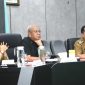 Sekretaris Daerah Provinsi Kalimantan Barat (Sekda Kalbar), dr. Harisson, M.Kes., dengan didampingi Kepala Perangkat Daerah terkait mengikuti Rapat Koordinasi Klarifikasi dan Pembahasan Persiapan Penambahan Sekolah Rakyat secara virtual di Ruang Data Analisis Kantor Gubernur Kalbar yang diselenggarakan oleh Kemendagri dan Kemensos RI, Senin (23/6/2024). - foto Pemprov Kalbar