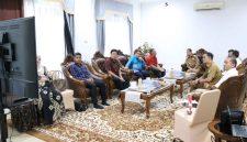  Bertempat di Pendopo Gubernur Kalimantan Barat, Drs. H. Ria Norsan, M.M., M.H. menerima audiensi dari perwakilan Air Asia Divisi Government Relations Indonesia Malaysia, pada Senin (23/6/2025). -Pemprov Kalbar