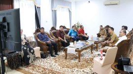  Bertempat di Pendopo Gubernur Kalimantan Barat, Drs. H. Ria Norsan, M.M., M.H. menerima audiensi dari perwakilan Air Asia Divisi Government Relations Indonesia Malaysia, pada Senin (23/6/2025). -Pemprov Kalbar