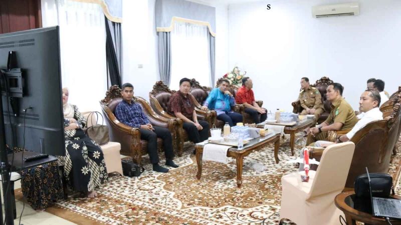  Bertempat di Pendopo Gubernur Kalimantan Barat, Drs. H. Ria Norsan, M.M., M.H. menerima audiensi dari perwakilan Air Asia Divisi Government Relations Indonesia Malaysia, pada Senin (23/6/2025). -Pemprov Kalbar