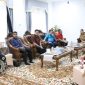 Bertempat di Pendopo Gubernur Kalimantan Barat, Drs. H. Ria Norsan, M.M., M.H. menerima audiensi dari perwakilan Air Asia Divisi Government Relations Indonesia Malaysia, pada Senin (23/6/2025). -Pemprov Kalbar