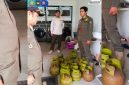 Kegiatan Penertiban tempat usaha yang masih menggunakan gas 3kg/gas melon bersama Kasi Trantib dan Staff Kecamatan Pontianak Tenggara Serta Anggota Pertamina. - foto Satpol PP Pontianak