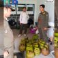 Kegiatan Penertiban tempat usaha yang masih menggunakan gas 3kg/gas melon bersama Kasi Trantib dan Staff Kecamatan Pontianak Tenggara Serta Anggota Pertamina. - foto Satpol PP Pontianak