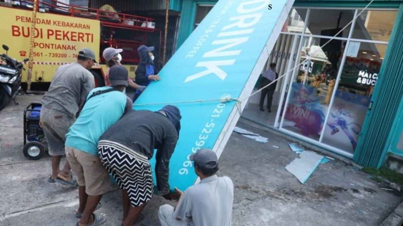 Bangunan Kafe Tanpa Izin di Pontianak Dibongkar Paksa Satpol PP - Courtesy Kalbaronline.com
