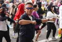 Ratusan warga Pontianak memadati halaman Ayani Megamal untuk mengikuti Senam Zumba Sehat Anti Narkoba yang digelar dalam rangka memperingati Hari Anti Narkoba Internasional (HANI) 2025, Minggu (22/6/2025). Kegiatan yang berlangsung meriah ini dihadiri langsung oleh Wali Kota Pontianak Edi Rusdi Kamtono.