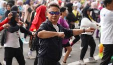 Ratusan warga Pontianak memadati halaman Ayani Megamal untuk mengikuti Senam Zumba Sehat Anti Narkoba yang digelar dalam rangka memperingati Hari Anti Narkoba Internasional (HANI) 2025, Minggu (22/6/2025). Kegiatan yang berlangsung meriah ini dihadiri langsung oleh Wali Kota Pontianak Edi Rusdi Kamtono.