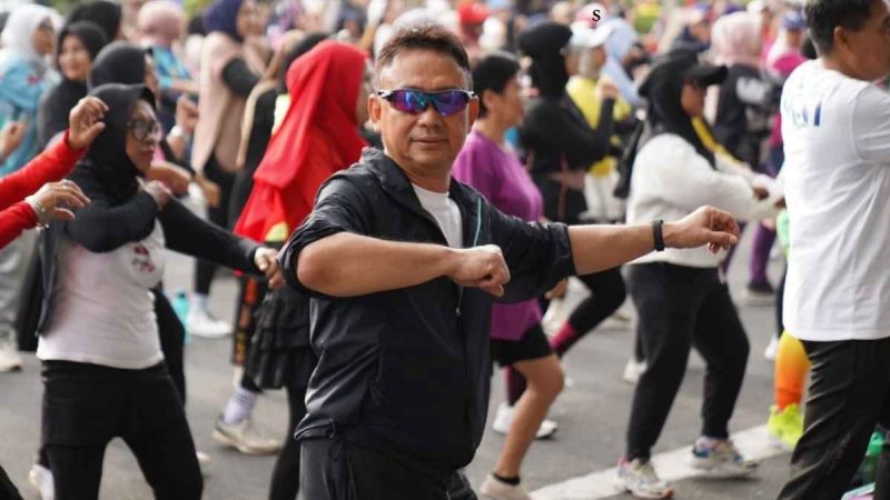 Ratusan warga Pontianak memadati halaman Ayani Megamal untuk mengikuti Senam Zumba Sehat Anti Narkoba yang digelar dalam rangka memperingati Hari Anti Narkoba Internasional (HANI) 2025, Minggu (22/6/2025). Kegiatan yang berlangsung meriah ini dihadiri langsung oleh Wali Kota Pontianak Edi Rusdi Kamtono.