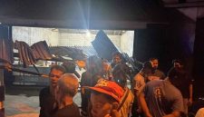  Kecelakaan maut terjadi di Jalan Trans Kalimantan KM 15, Dusun Parit Seribut, Desa Jawa Tengah, Kecamatan Sungai Ambawang, Kabupaten Kubu Raya, Kalbar. Sebuah bus antarkota menabrak warung di pinggir jalan. Seorang pria yang sedang duduk santai di warung tewas di tempat. - Foto TBNEWS Polres Kubu Raya