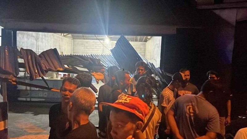  Kecelakaan maut terjadi di Jalan Trans Kalimantan KM 15, Dusun Parit Seribut, Desa Jawa Tengah, Kecamatan Sungai Ambawang, Kabupaten Kubu Raya, Kalbar. Sebuah bus antarkota menabrak warung di pinggir jalan. Seorang pria yang sedang duduk santai di warung tewas di tempat. - Foto TBNEWS Polres Kubu Raya