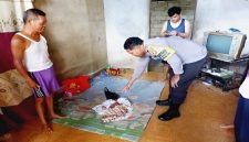 Penemuan bayi perempuan di Dusun Segiring, Desa Pisak, Kecamatan Tujuh Belas, Kabupaten Bengkayang, Kalimantan Barat pada Minggu pagi, 6 Juli 2025, menghebohkan warga.  - foto istimewa 