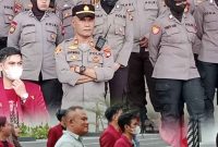 Kapolsek Pontianak Selatan AKP Jatmiko, S.H., M.H., bersama personel Polsek Pontianak Selatan dan dibantu Polresta Pontianak melaksanakan pengamanan aksi unjuk rasa yang dilakukan oleh Ikatan Mahasiswa Muhammadiyah (IMM) Kota Pontianak di depan Kantor DPRD Provinsi Kalimantan Barat, Jalan Ahmad Yani, Kelurahan Bangka Belitung Darat, Kecamatan Pontianak Tenggara. - foto Polsek Selatan