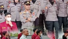 Kapolsek Pontianak Selatan AKP Jatmiko, S.H., M.H., bersama personel Polsek Pontianak Selatan dan dibantu Polresta Pontianak melaksanakan pengamanan aksi unjuk rasa yang dilakukan oleh Ikatan Mahasiswa Muhammadiyah (IMM) Kota Pontianak di depan Kantor DPRD Provinsi Kalimantan Barat, Jalan Ahmad Yani, Kelurahan Bangka Belitung Darat, Kecamatan Pontianak Tenggara. - foto Polsek Selatan