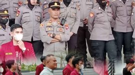 Kapolsek Pontianak Selatan AKP Jatmiko, S.H., M.H., bersama personel Polsek Pontianak Selatan dan dibantu Polresta Pontianak melaksanakan pengamanan aksi unjuk rasa yang dilakukan oleh Ikatan Mahasiswa Muhammadiyah (IMM) Kota Pontianak di depan Kantor DPRD Provinsi Kalimantan Barat, Jalan Ahmad Yani, Kelurahan Bangka Belitung Darat, Kecamatan Pontianak Tenggara. - foto Polsek Selatan