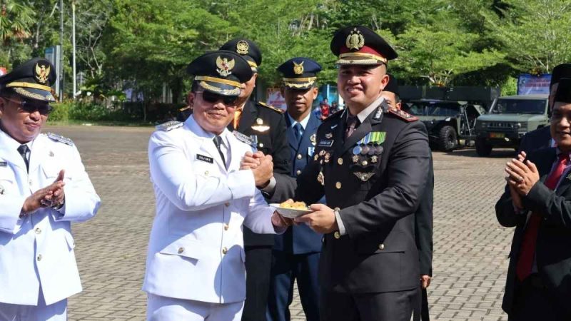 Memperingati Hari Bhayangkara ke-79, Bupati Kubu Raya H. Sujiwo, S.E., M.Si., menyampaikan apresiasi dan penghargaan setinggi-tingginya kepada jajaran Kepolisian Republik Indonesia, khususnya Polres Kubu Raya, atas dedikasi dan kinerja yang terus meningkat dalam melayani dan melindungi masyarakat. - Foto Polres Kubu Raya