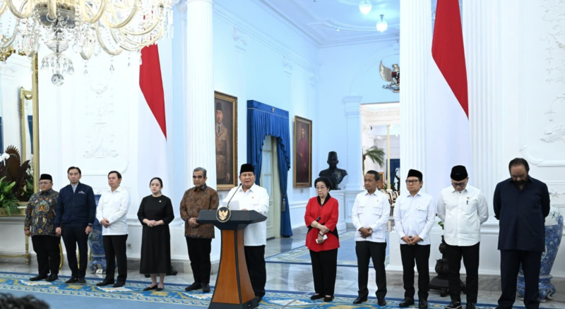 Presiden Prabowo Subianto memberikan keterangannya bersama pimpinan lembaga negara dan ketua umum partai politik di Istana Merdeka, Jakarta, pada Minggu, 31 Agustus 2025. Foto: BPMI Setpres/Kris

