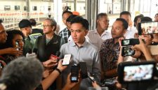 Wakil Presiden (Wapres) Gibran Rakabuming menanggapi usulan salah satu anggota DPR RI terkait penyediaan gerbong khusus merokok, usai melakukan perjalanan menggunakan Kereta Api Bandara Internasional Adi Soemarmo (BIAS) nomor 573B relasi Caruban–Bandara Adi Soemarmo, dari Stasiun Palur menuju Stasiun Solo Balapan, Minggu (24/08/2025). - foto Humas Wapres RI