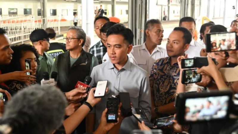 Wakil Presiden (Wapres) Gibran Rakabuming menanggapi usulan salah satu anggota DPR RI terkait penyediaan gerbong khusus merokok, usai melakukan perjalanan menggunakan Kereta Api Bandara Internasional Adi Soemarmo (BIAS) nomor 573B relasi Caruban–Bandara Adi Soemarmo, dari Stasiun Palur menuju Stasiun Solo Balapan, Minggu (24/08/2025). - foto Humas Wapres RI
