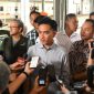Wakil Presiden (Wapres) Gibran Rakabuming menanggapi usulan salah satu anggota DPR RI terkait penyediaan gerbong khusus merokok, usai melakukan perjalanan menggunakan Kereta Api Bandara Internasional Adi Soemarmo (BIAS) nomor 573B relasi Caruban–Bandara Adi Soemarmo, dari Stasiun Palur menuju Stasiun Solo Balapan, Minggu (24/08/2025). - foto Humas Wapres RI