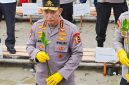 Kapolri Jenderal Listyo Sigit Prabowo melaksanakan kegiatan penanaman mangrove di Mempawah, Kalimantan Barat (Kalbar), Jumat (8/8/2025). - foto Humas Polresta Pontianak
