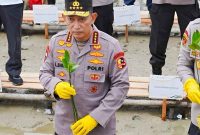 Kapolri Jenderal Listyo Sigit Prabowo melaksanakan kegiatan penanaman mangrove di Mempawah, Kalimantan Barat (Kalbar), Jumat (8/8/2025). - foto Humas Polresta Pontianak