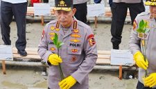 Kapolri Jenderal Listyo Sigit Prabowo melaksanakan kegiatan penanaman mangrove di Mempawah, Kalimantan Barat (Kalbar), Jumat (8/8/2025). - foto Humas Polresta Pontianak