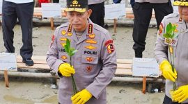 Kapolri Jenderal Listyo Sigit Prabowo melaksanakan kegiatan penanaman mangrove di Mempawah, Kalimantan Barat (Kalbar), Jumat (8/8/2025). - foto Humas Polresta Pontianak