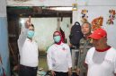 Rumah milik pasangan Davidi dan Julia Margareta, warga Gang Pajajaran V Kelurahan Sungai Beliung Kecamatan Pontianak Barat mulai diperbaiki. Perbaikan rumah tersebut merupakan donasi dari masyarakat, pegawai dan pejabat di lingkungan Pemerintah Kota (Pemkot) Pontianak.  