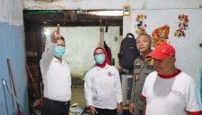 Rumah milik pasangan Davidi dan Julia Margareta, warga Gang Pajajaran V Kelurahan Sungai Beliung Kecamatan Pontianak Barat mulai diperbaiki. Perbaikan rumah tersebut merupakan donasi dari masyarakat, pegawai dan pejabat di lingkungan Pemerintah Kota (Pemkot) Pontianak.  